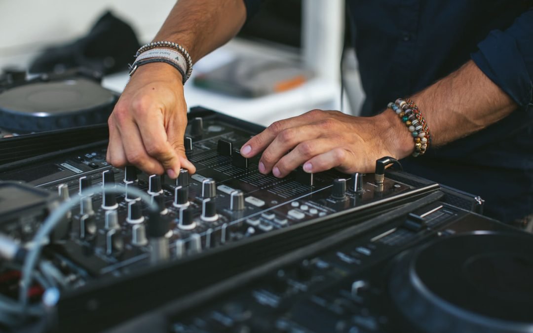 DJ résident à Saint-Tropez : en quoi cela change l’ambiance d’un établissement ?