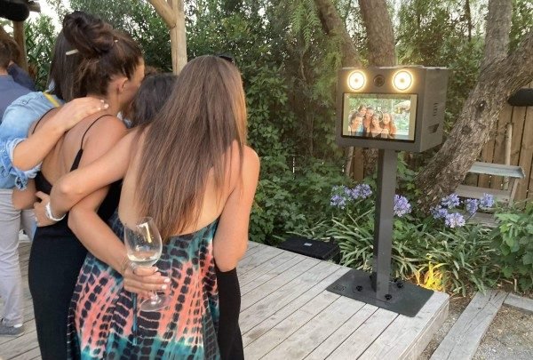 Pourquoi un Photo Booth est devenu un incontournable des mariages et soirées haut de gamme
